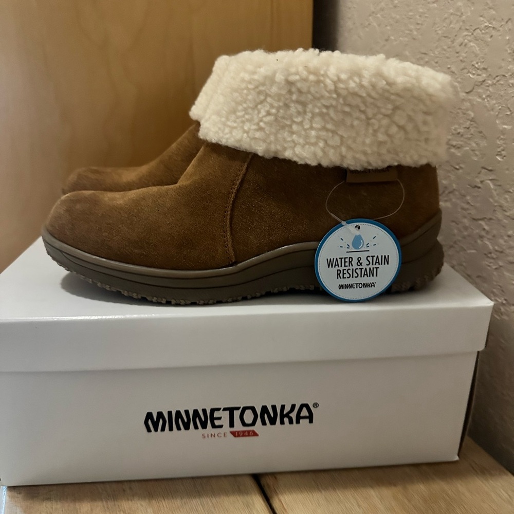 NEW IN BOX Minnetonka Booties size 6